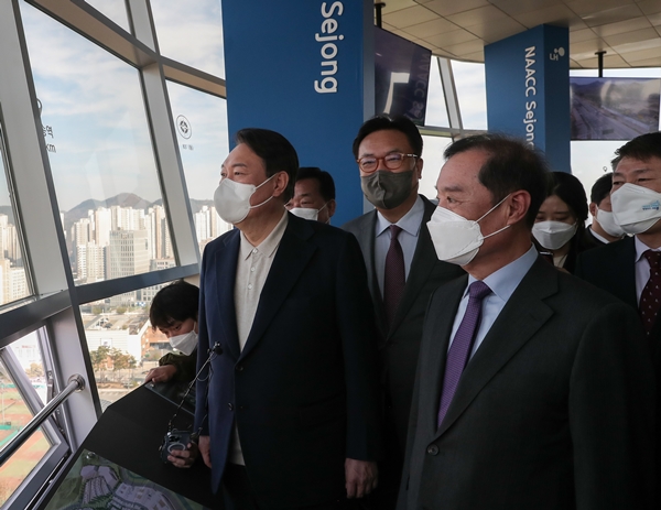 세종시 밀마루 전망대를 방문한 국민의힘 윤석열 대선 후보