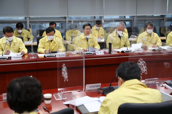 양승조 충남지사가 30일 도 실국원장회의를 주재하고 있다.