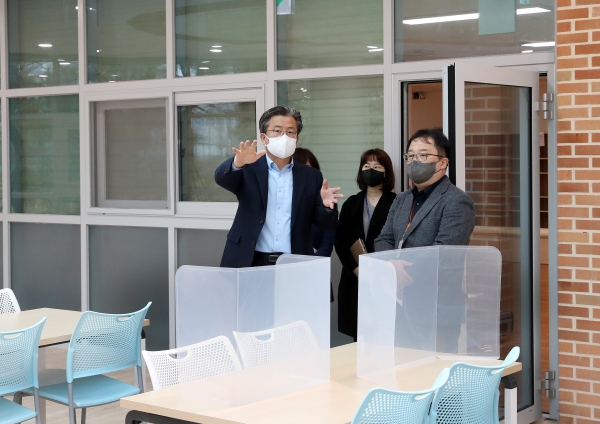 30일 정용래 유성구청장이 유성 실버복지센터를 방문해 방역상황 및 시설 점검을 실시하고 있다