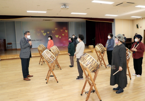 지난 29일 정용래 유성구청장이 유성구 노인복지관을 방문해 어르신들의 의견을 청취하고 있다