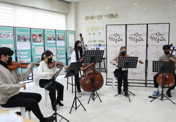 학우들을 응원하는 음악학부 재학생들의 연주모습