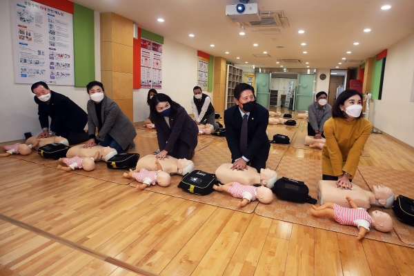 구민안전 위한 심폐소생술 교육 실시 모습