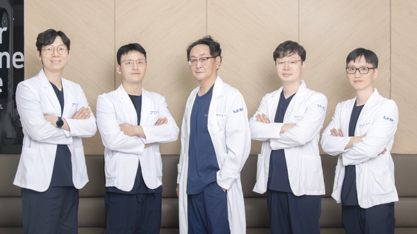 왼쪽부터 S&K병원 신현민 척추센터장, 문경호 스포츠재활센터장, 김승기 관절센터장, 김용인 병원장, 양대석 수부센터장