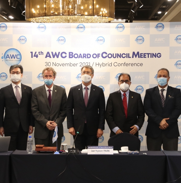 지난달 30일 서울 여의도 켄싱턴호털에서 개최된 아시아 대표 물분야 국제협력 기구인 ‘아시아물위원회(AWC)’ 제14회 이사회를 진행 후 기념촬영. (사진 왼쪽부터 이종진 한국수자원공사 글로벌사업본부장, Philippe Gourbesvile AWC 부회장, 박재현 AWC 회장, Firdaus Ali AWC 부회장, Nidal Salim AWC 이사)