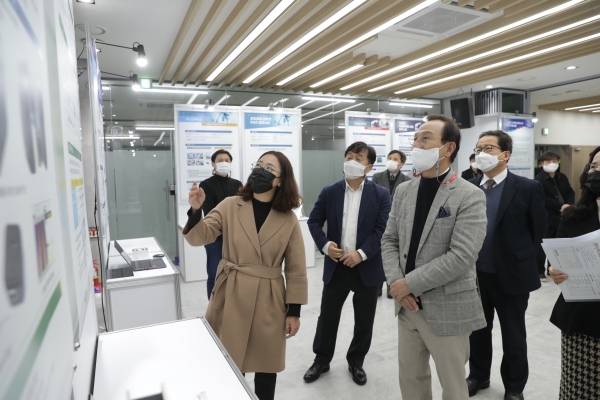 박상돈 천안시장이 지난 11월 30일 천안SB플라자에서 2021년 산학연 클러스터 육성지원사업 최종성과보고회 전시품을 둘러보고 직접 시연하고 있다.