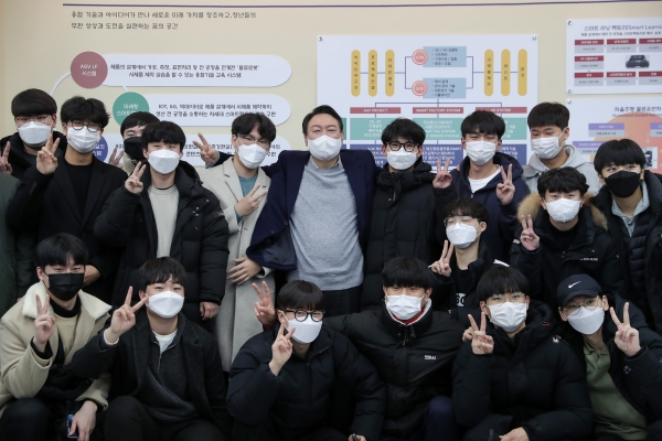 1일 충남 아산의 폴리텍대학을 찾은 국민의힘 윤석열 대선후보가 학생들과 소통의 시간을 갖고 있다.