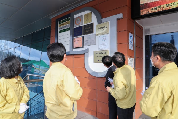 국민행복민원실 재인증 현판 제막식 사진