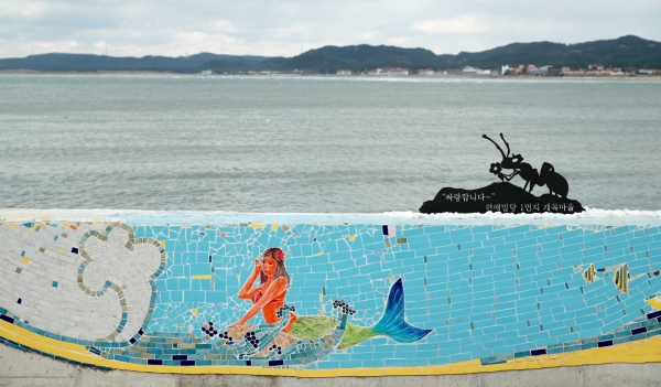 개목항 타일벽화 조성 모습