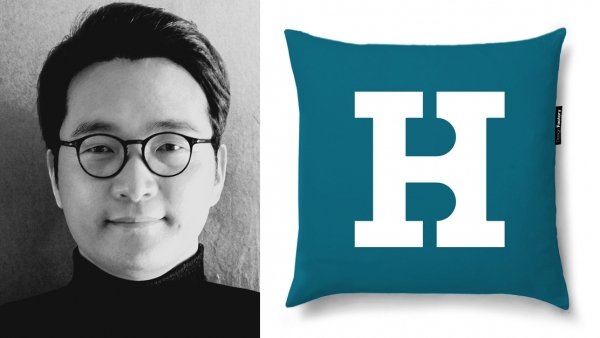 한밭대학교 노황우 교수(왼쪽)와 한밭대 굿즈 쿠션