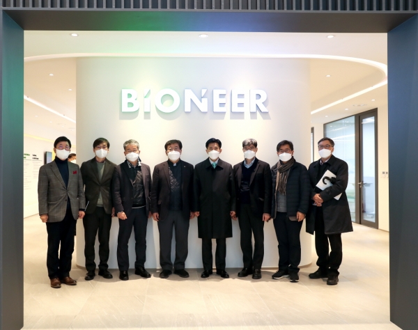 지난달 30일 산학협력기업인 바이오니아를 방문해 주요 시설들을 둘러보고 협력방안을 논의(오른쪽에서 네 번째부터 한밭대 최병욱 총장, 바이오니아 박한오 대표)