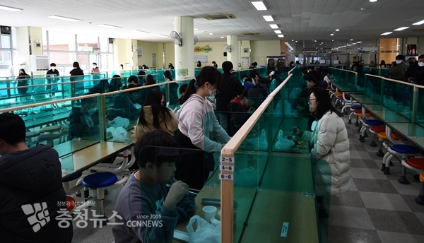 대전느리울초 학생들이 학교비정규직 파업으로 인해 빵, 우유 등 대체급식을 하고 있다.
