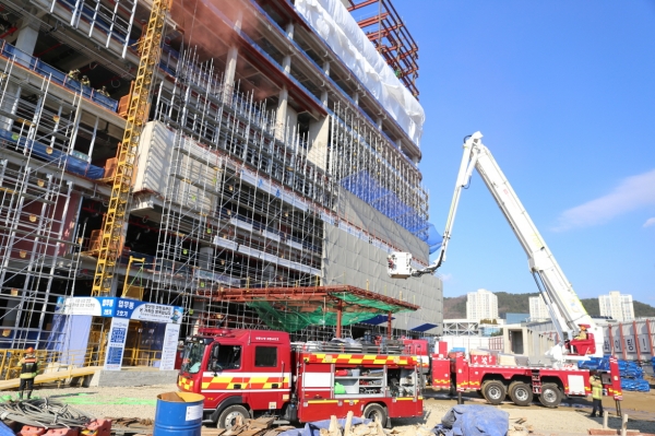 세종소방서는 2일 화재위험이 높은 대형 공사장을 대상으로 '화재대응 및 인명구조훈련'을 진행했다.