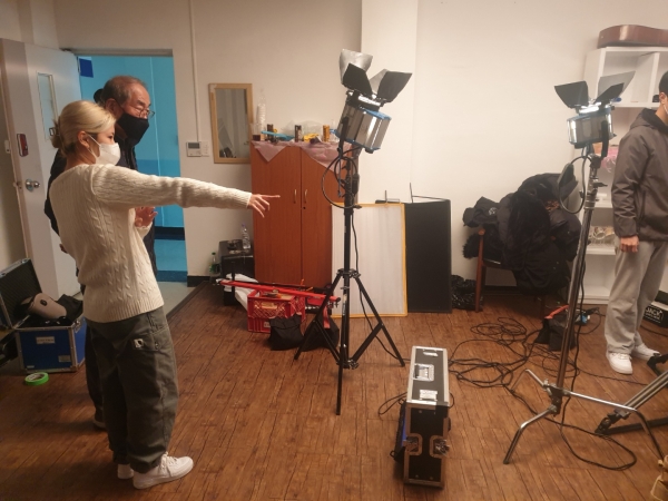 유재원 한국영상대학교 총장이 야간 실습을 하고 있는 재학생을 찾아 소통하며 격려 이벤트를 하고 있는 사진