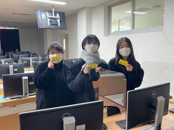 유재원총장에게 받은 쿠폰을 들고 포즈를 취하고 있는 학생들