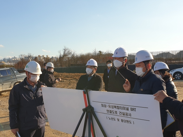 박무익 행복청장, 외삼~유성복합터미널 BRT연결도로 건설현장 점검 모습