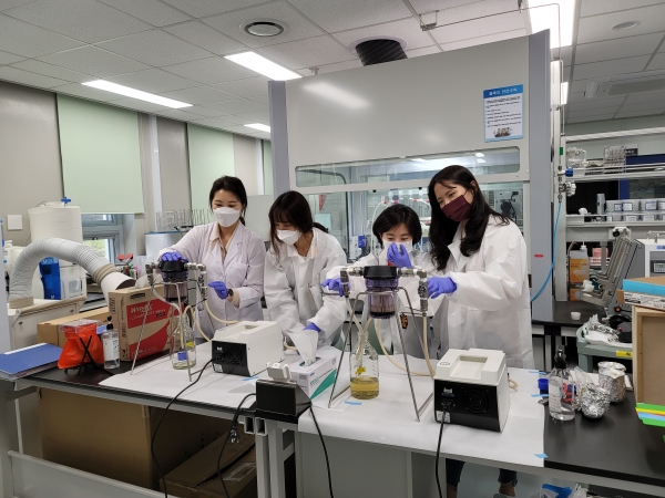 보건환경연구원 소속 연구원들이 노로바이러스 안정성 검사를 실시하고 있다.