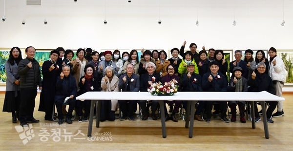제17회 소석회전 '52인전' 기념촬영