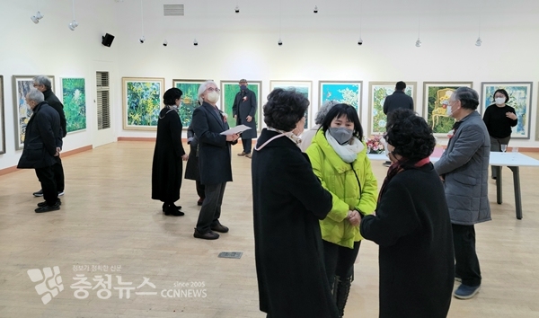 대전갤러리에서 개최된 제17회 소석회 52인전에서 내빈 및 관람객들이 작품을 감상하고 있다.