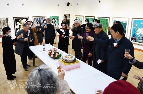 소석회 회원 및 내빈들이 전시회 개최를 축하하고 있다.