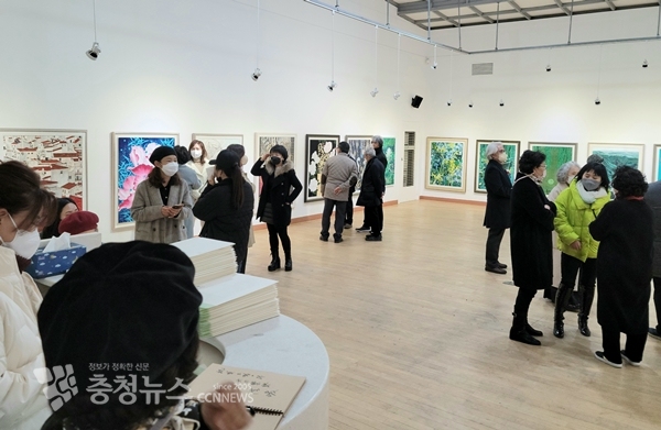 대전갤러리에서 개최된 제17회 소석회 52인전에서 내빈 및 관람객들이 작품을 감상하고 있다.