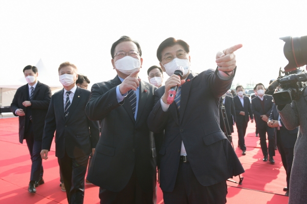 7일 국회세종의사당 건립 예정부지를 찾은 김부겸 국무총리가 이춘희 세종시장에게 사업 설명을 듣고 있다.