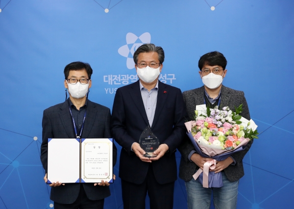 유성구(구청장 정용래, 가운데)가 ‘제21회 대한민국 디지털 경영혁신대상’에서 우수상을 수상하고 기념촬영 모습