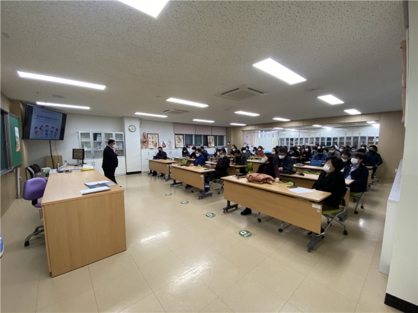 박병훈 훈그룹아카데미 교육연구소 대표의 대전대성여고 교직원 전체대상 강의 모습.