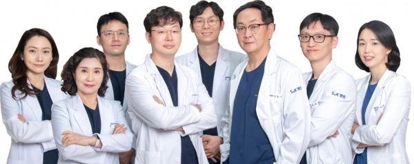 (왼쪽부터) 김아름 원장, 정연진 원장, 문경호 스포츠재활센터장, 김용인 병원장, 신현민 척추센터장, 김승기 관절센터장, 양대석 수부센터장, 유자연 원장