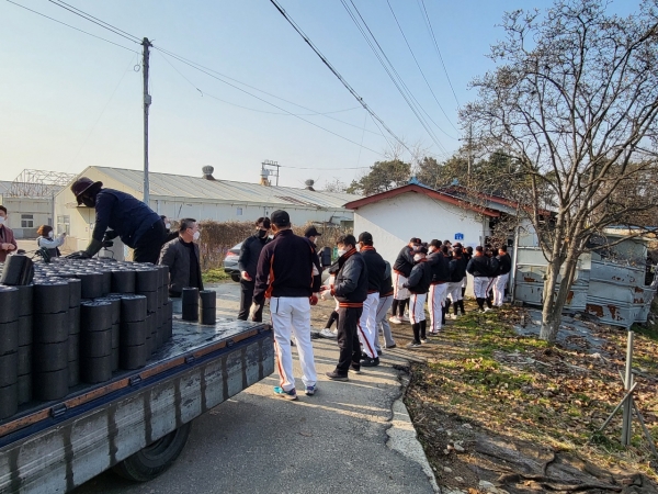 ‘사랑의 연탄나눔’ 봉사활동