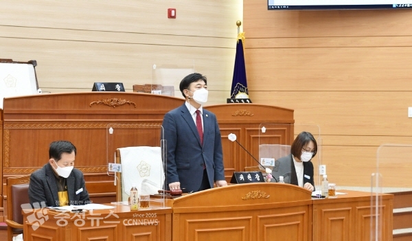 김정훈 위원장, 행정사무감사 강평 모습