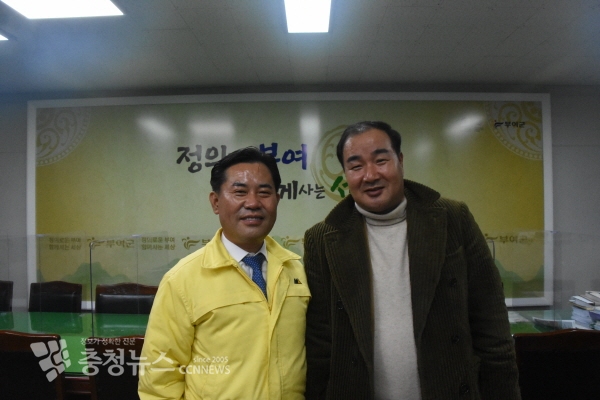 대담을 마친 김거수 충청뉴스 대표와 박정현 부여군수가 기념 사진을 촬영하고 있다.