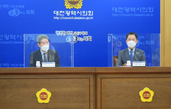 (왼쪽부터) 이인영 통일부장관, 권중순 대전시의회 의장.