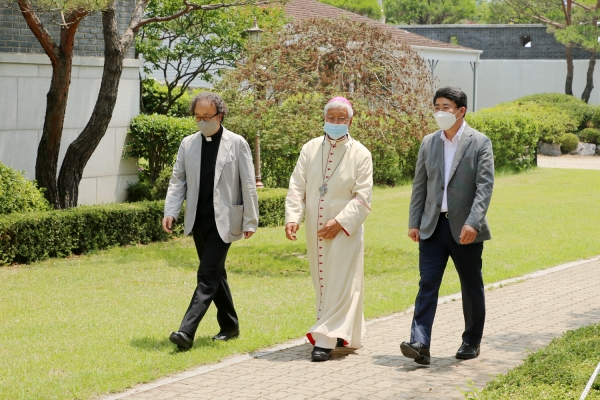 지난 6월 해미국제성지에서 유흥식 라자로 대주교와 성지 세계화를 위해 논의하는 모습