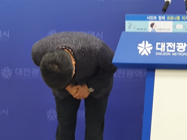 신탄진 다가온 기공식에서 단지 사건을 일으킨 감리업체 대표가 기자회견에 앞서 사과하고 있다.