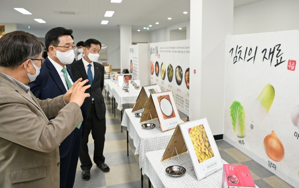 농업회사법인 비에스푸드(주) 방문 현장 사진 * 한국농수산식품유통공사 김춘진 사장(좌측 2번째), (농)비에스푸드(주) 황진하 대표(좌측 1번째)