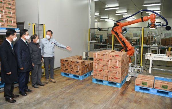 ㈜일미농수산 방문 현장 사진 * 한국농수산식품유통공사 김춘진 사장(좌측 2번째), ㈜일미농수산 오영철 회장(우측 2번째)