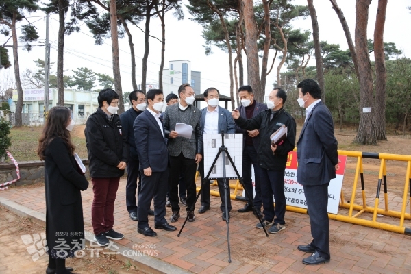 지난 9일 서산시의회 산업건설위원회는 서산완충녹지2·3 조성사업 대상지를 찾아 관계 공무원으로부터 추진계획을 보고받고 현장을 직접 확인했다.