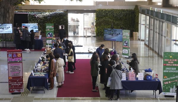 사전행사 무인판매로 운영한 ‘싹쓰리 러닝마켓’, ‘메타버스 평생학습 작품전시관’