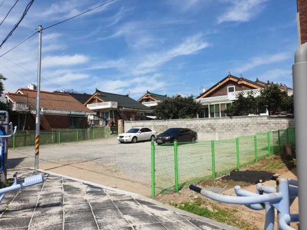 빈집정비사업을 통해 철거된 공간을 임시주차장으로 활용하고 있다