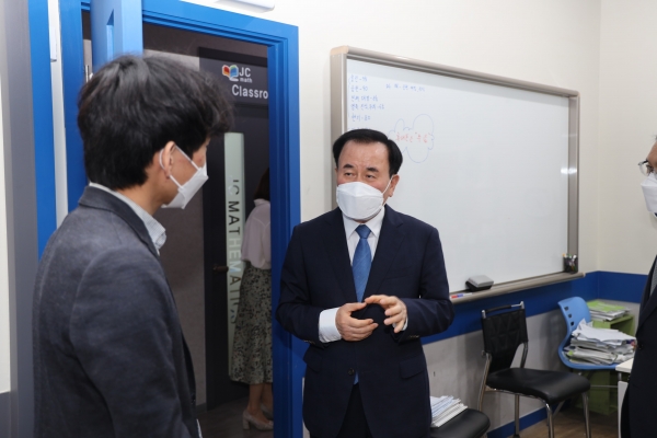 김지철 교육감이 15일 천안지역 학원을 방문 방역준수 실태 및 학원 관계자 의견을 청취하고 있다.