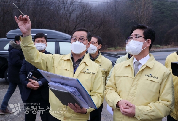 양승조 충남지사가 아산 AI 방역현장을 찾아 점검하고 있다.