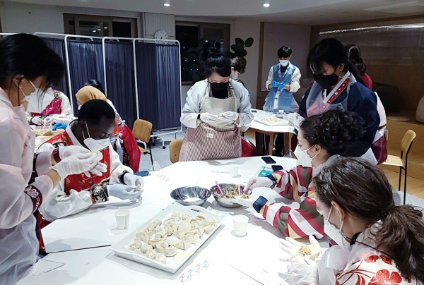 지난 10일 지역 거주 외국인주민을 대상으로 한국의 대표 명절을 경험해 볼 수 있는 ‘미리 우리 설날’프로그램 진행