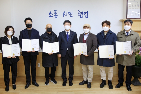 맹정호 서산시장이 17일 시장실에서 서산시 중앙도서관 자문위원회 위원에게 위촉장 전달 후 단체사진찍는 모습