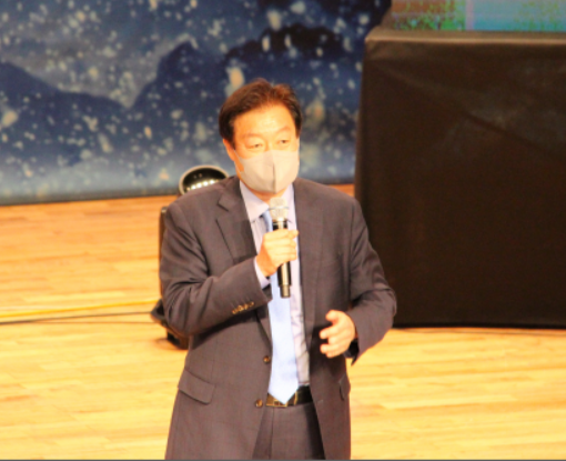 이규희 전 국회의원이 출판기념회에서 연설을 하고 있다