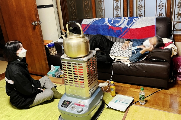 1월 통합사례관리사가 한 어르신댁을 방문해 상담하는 모습