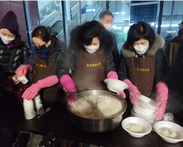 도안동 목원대학교회, 대전역에서 노숙인을 위한 급식봉사 진행 모습