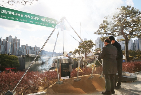 김희수 설립자 타임캡슐 하강식 모습