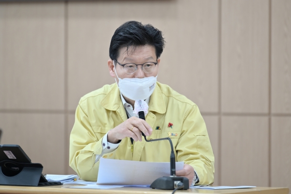 주간업무보고회를 주재하고 있는 김정섭 시장