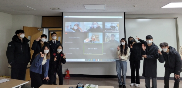 지난 16일 교내에서 8기 또래상담자 수료식을 개최하고 대면으로 참석한 학생들과 온라인으로 참석한 학생들이 함께 기념촬영을 하고 있다.