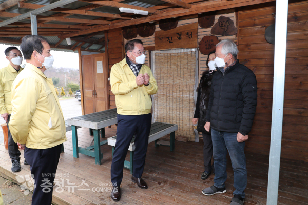 농어촌민박 코로나19 방역 현장점검(왼쪽부터 우편 측면 모습 윤동현 당진부시장, 가운데 안경쓰신분 김종훈 농식품부 차관)